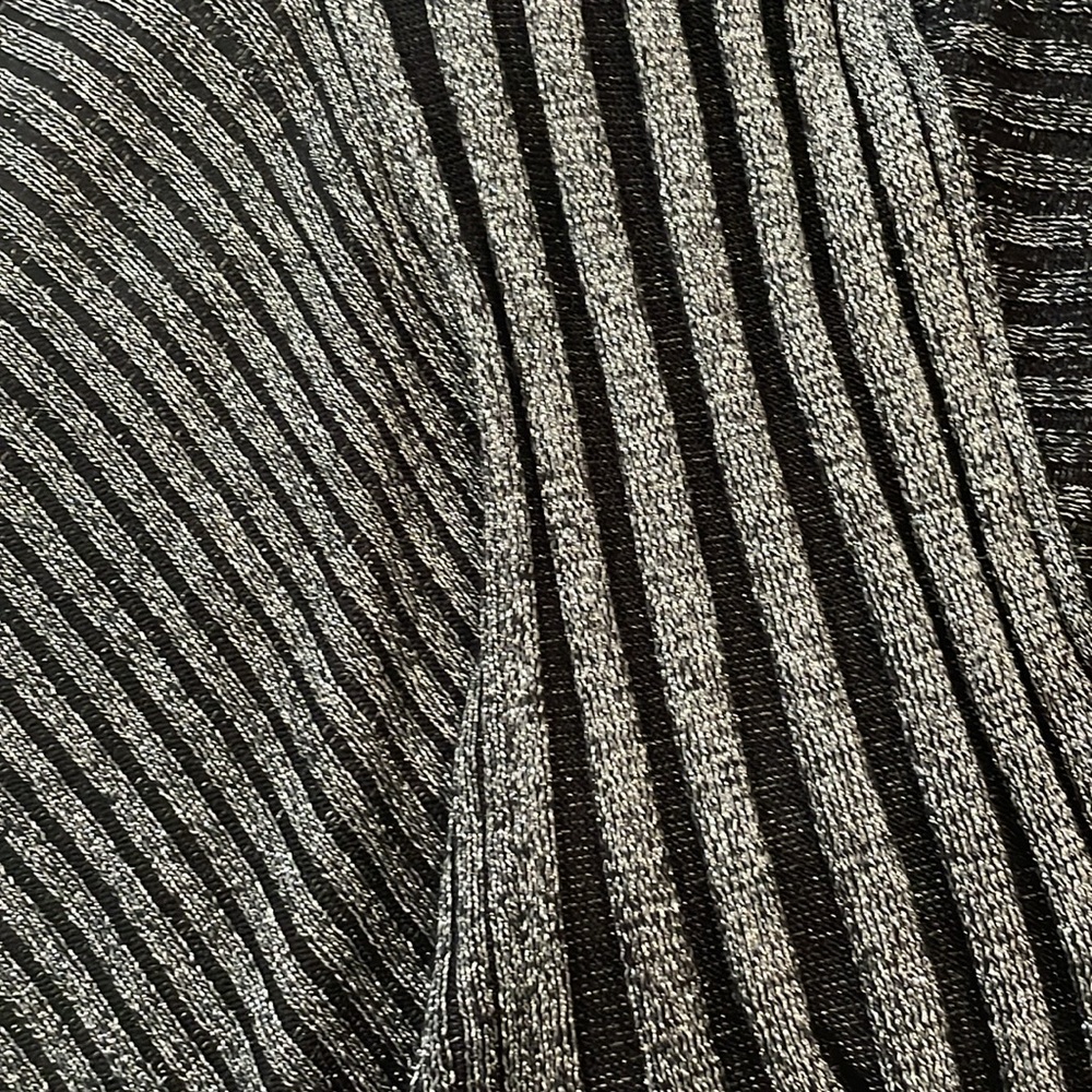 Size L. Black and grey shimmery sweater. Great to dress up or down. - Picture 4 of 5